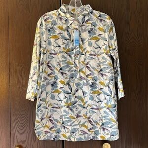 Elsie & Zoey 3/4 sleeved long floral top. Size Medium but runs small. NWT